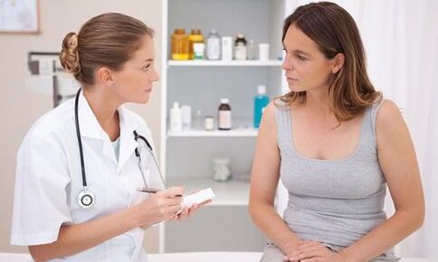 ο γιατρός συνταγογραφεί θεραπεία για κιρσούς